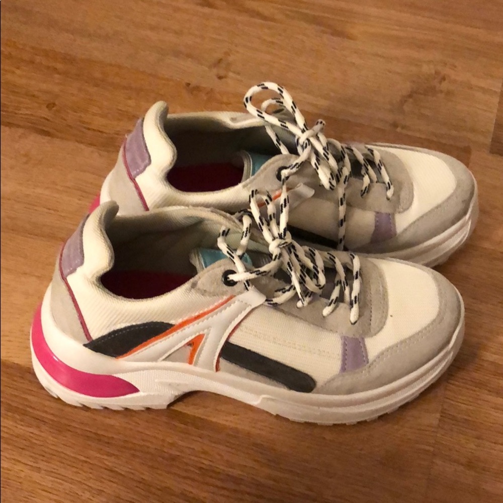 Sport shoes